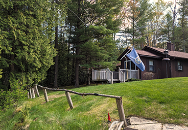 back of Cedar Cliff Cottage with view of the deck